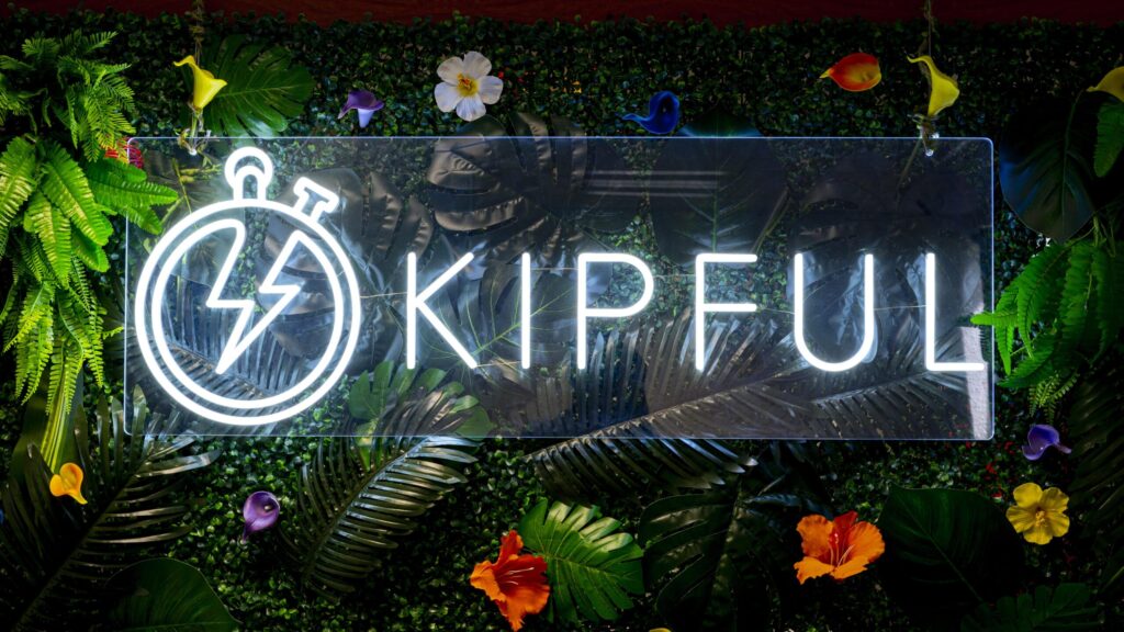 Panneau lumineux KIPFUL sur fond végétal