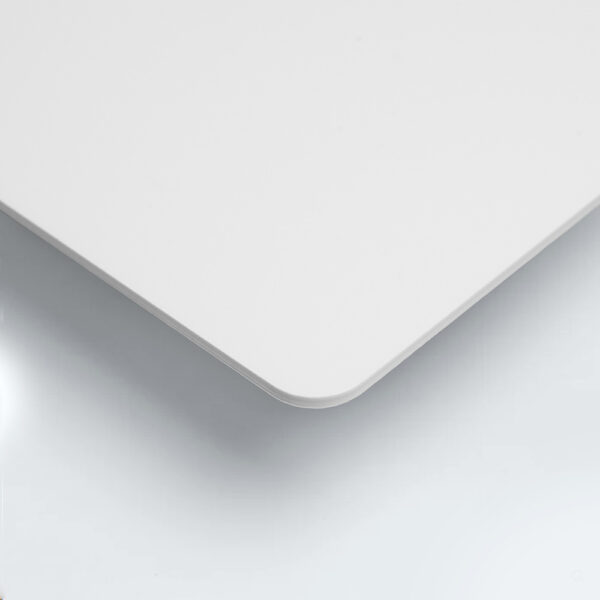 Détail du coin arrondi d'une carte PVC blanche