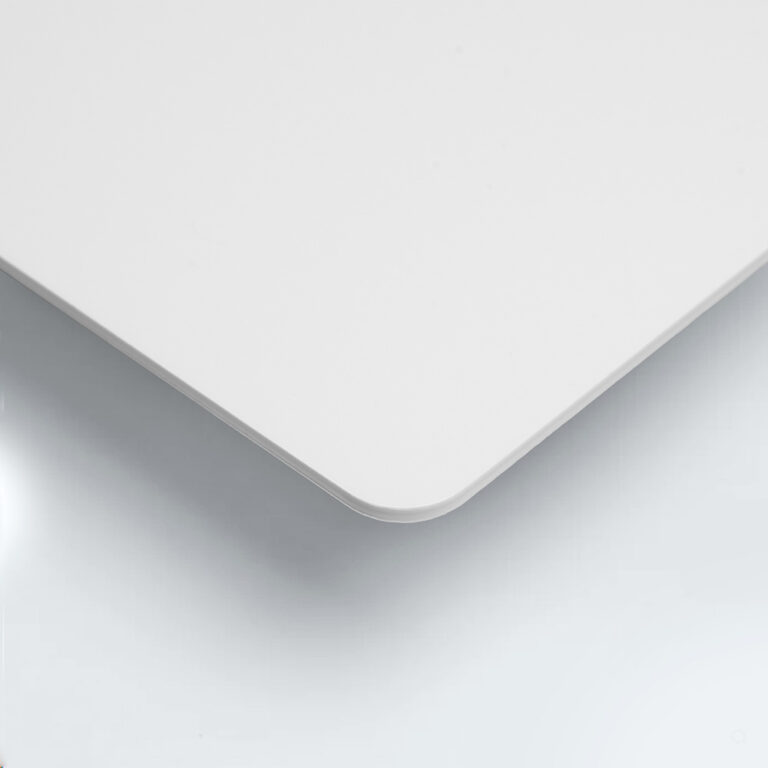 Détail du coin arrondi d'une carte PVC blanche