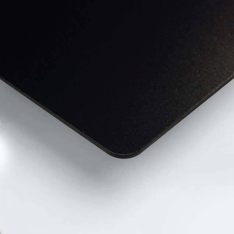 Détail du coin arrondi d'une carte PVC noir
