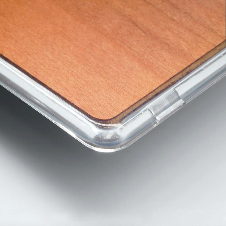 Coin d'un porte badge avec une carte bois