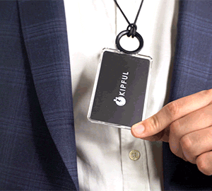 Porte-carte KIPFUL porté autour du cou