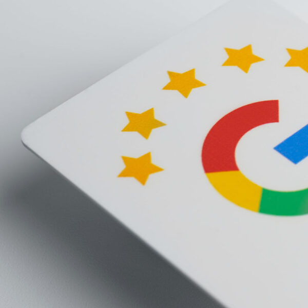 Zoom sur le logo Google avec étoiles pour avis