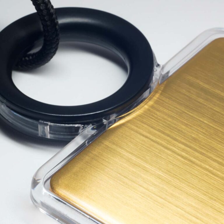 Mise en lumière d'un porte-badge avec une carte dorée