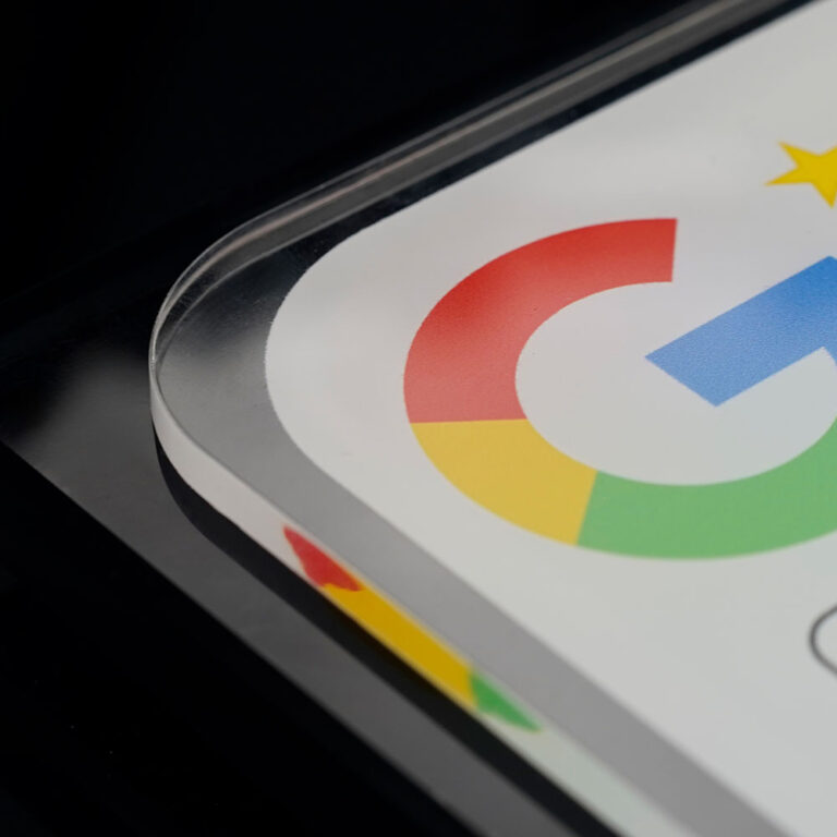 Coin de la plaque d'avis Google avec logo G