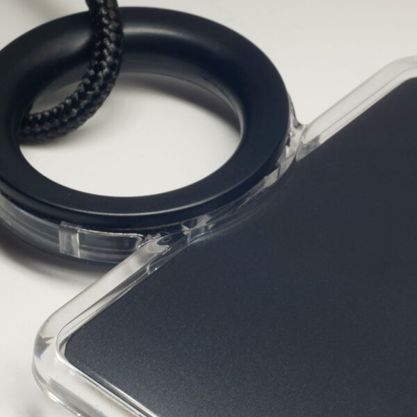 Zoom sur un porte badge noir avec anneau