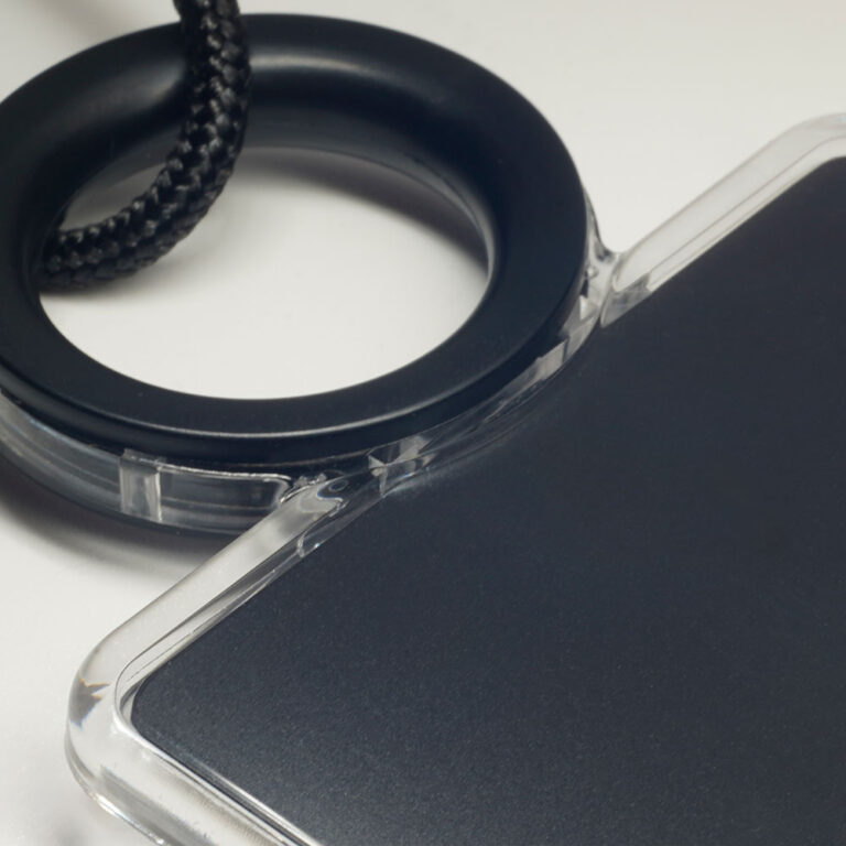 Zoom sur un porte badge noir avec anneau