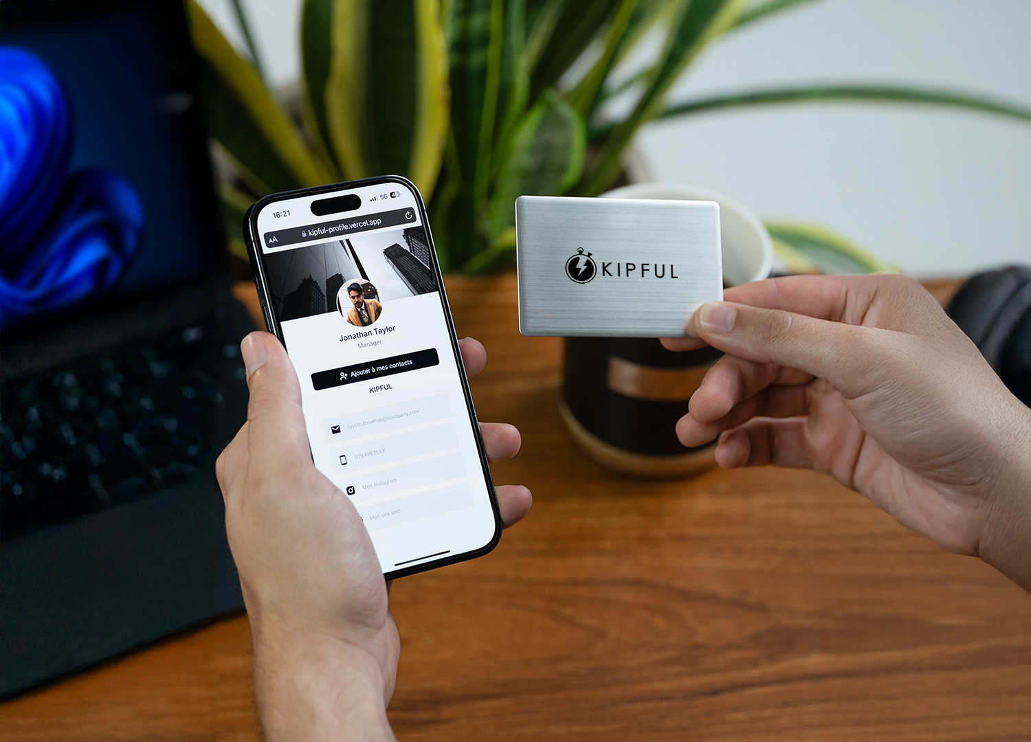 Carte KIPFUL métal avec profil digital sur smartphone
