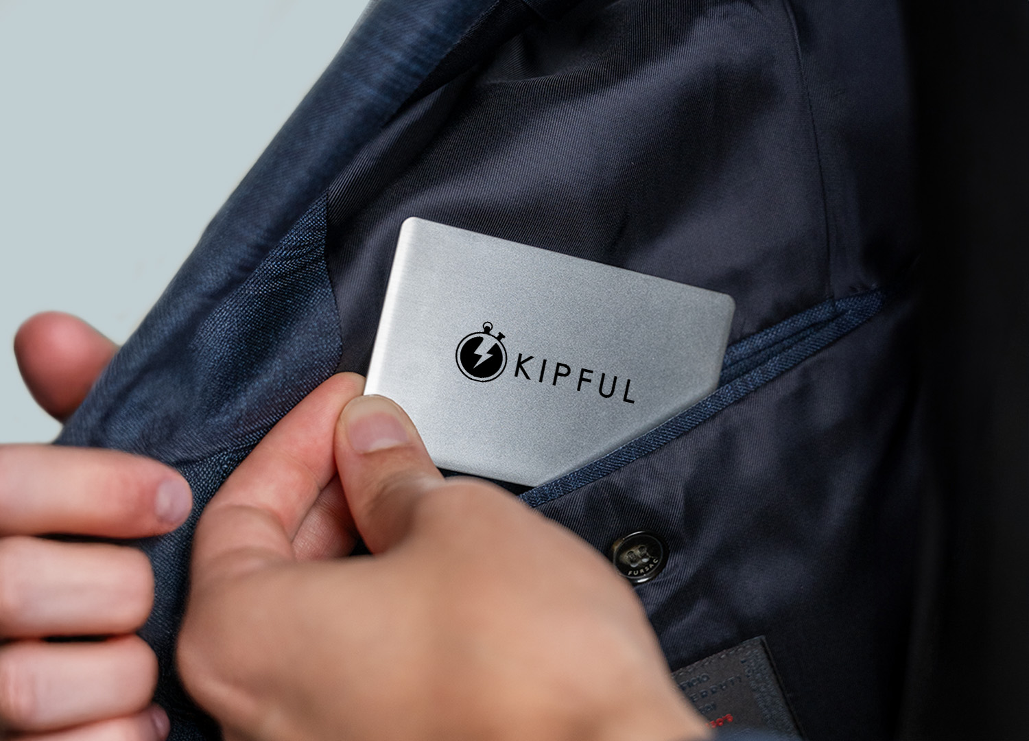 KIPFUL carte connectée dans la poche d'une veste