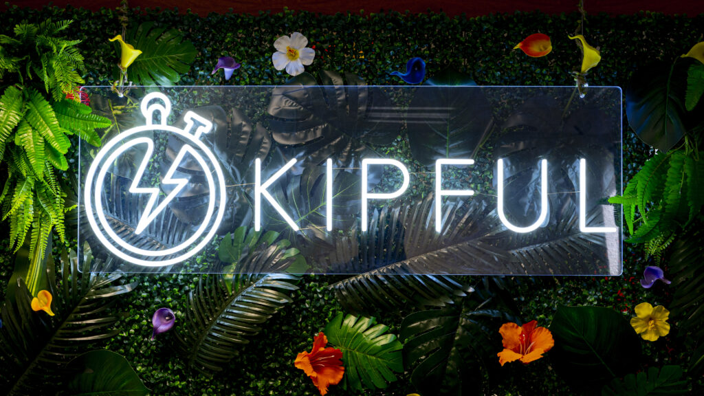 Logo Kipful lumineux sur fond végétal