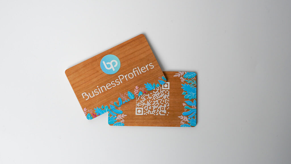 Carte de visite en bois avec détails floraux