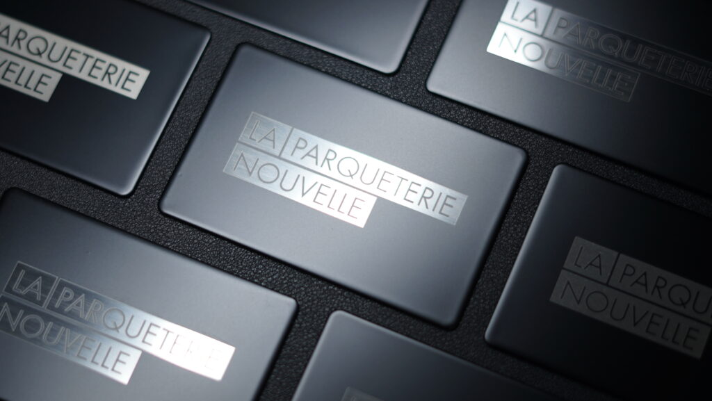 Carte de visite modernes NFC avec logo gravé