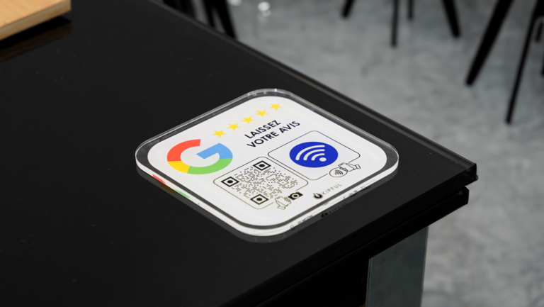 Plaque connectée sur table noire