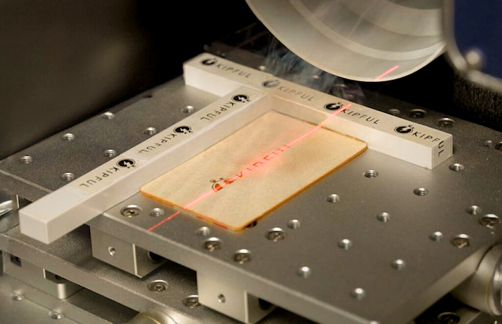 Processus de gravure laser sur bois avec KIPFUL