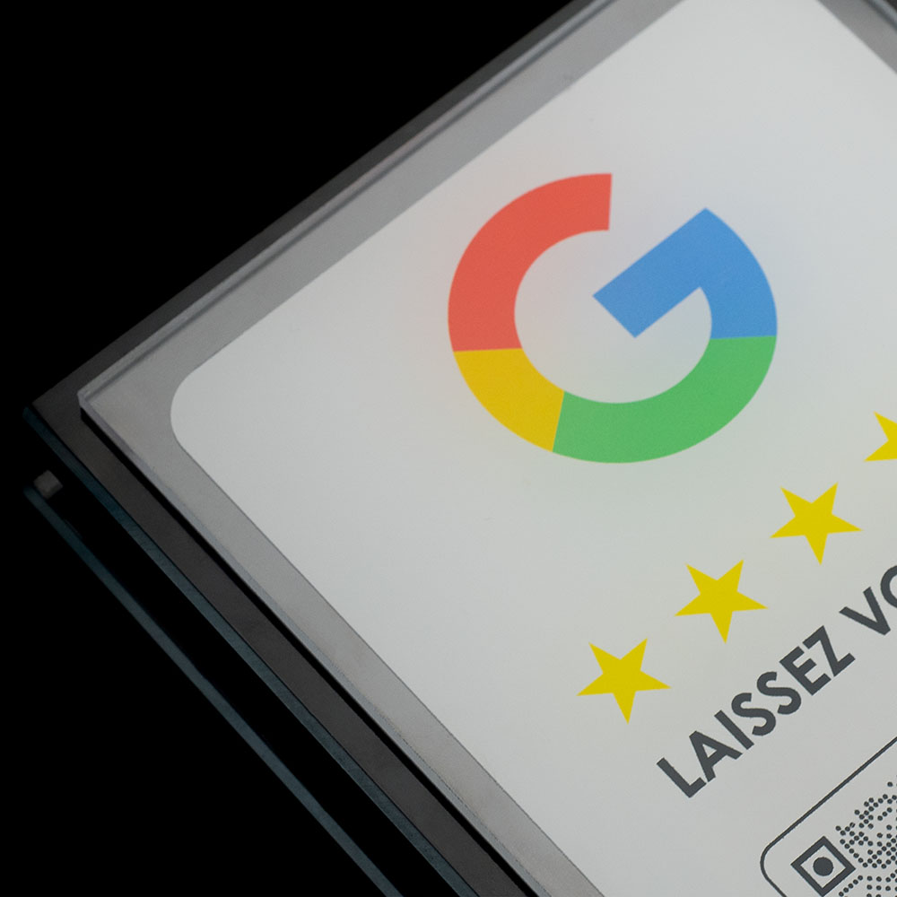Détail d’un totem Google avec étoiles