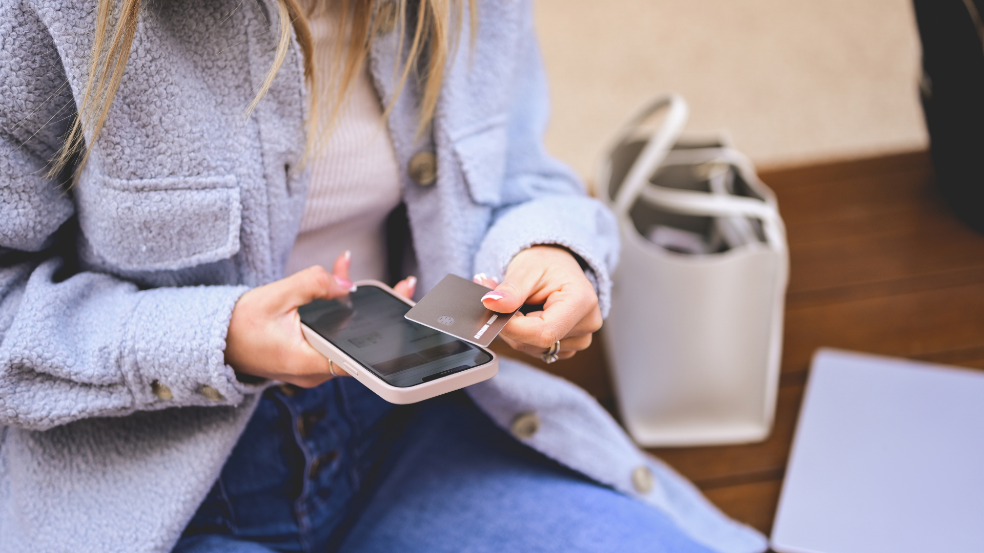 Femme qui scanne une carte NFC sur son téléphone