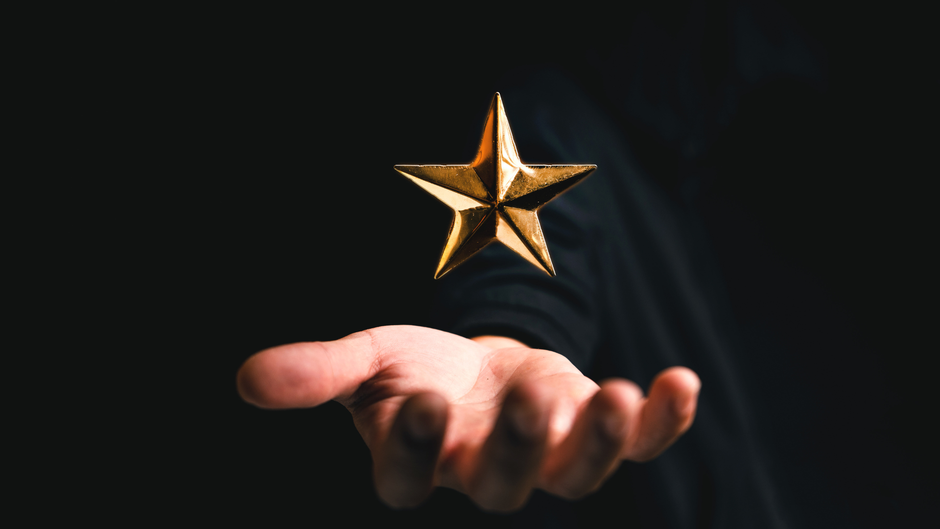 Main tenant une étoile dorée