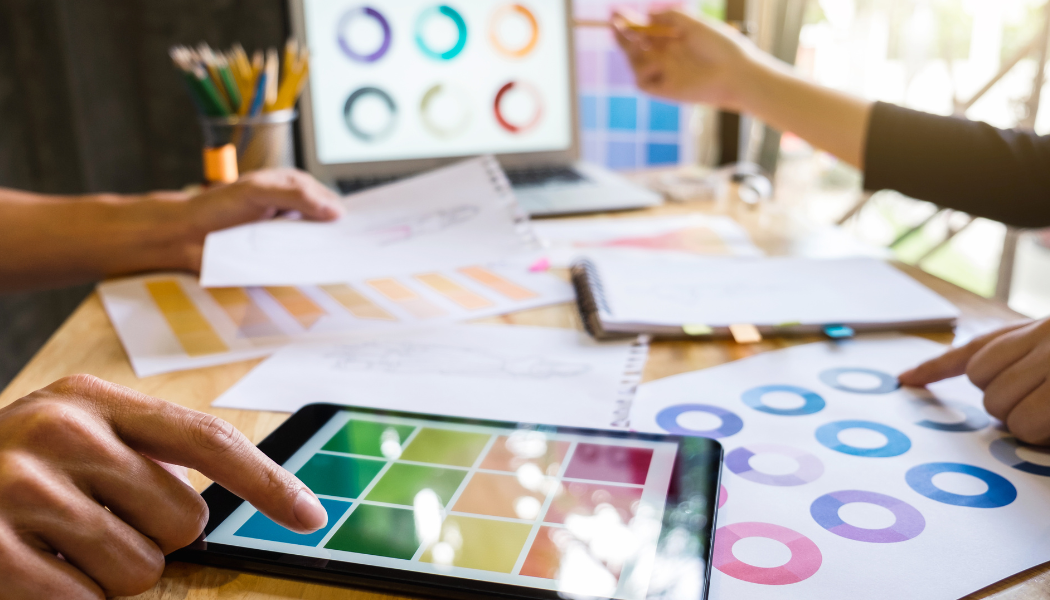 photo de personnes qui créer des visuels grace à une charte de couleur