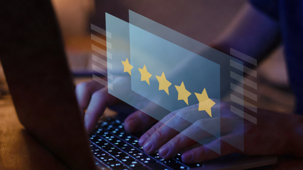 étoiles d'avis google en relief sur clavier d'ordinateur