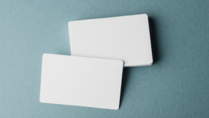 cartes de visite pvc sur fond bleu