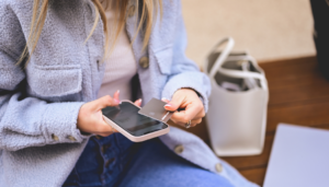 personne qui approche carte nfc devant iphone