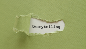 Feuille verte dechirée qui dévoile le terme storytelling