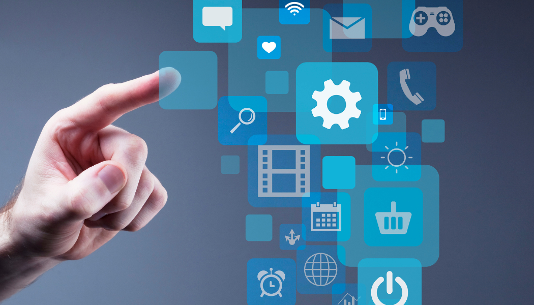 personne qui touche des icones digitales