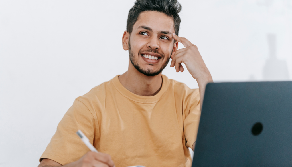homme qui reflechis devant son ordinateur