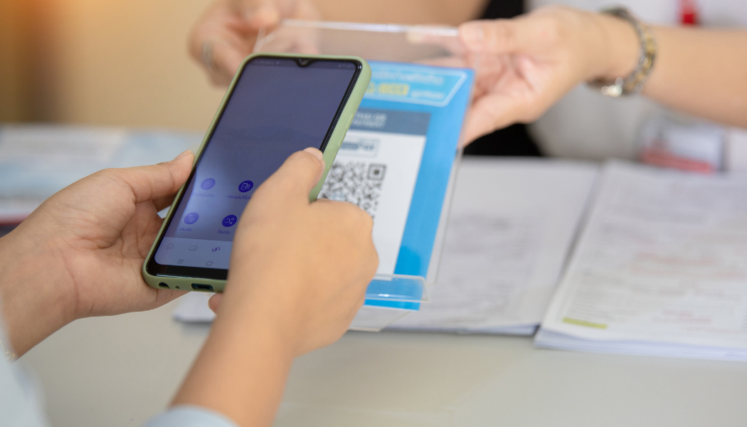 personne qui tend son smartphone pour scanner qr code d'une carte avis