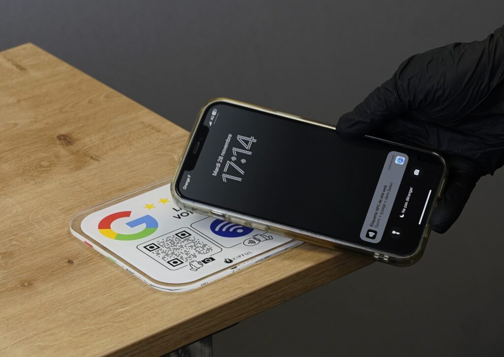 homme qui dépose un avis google