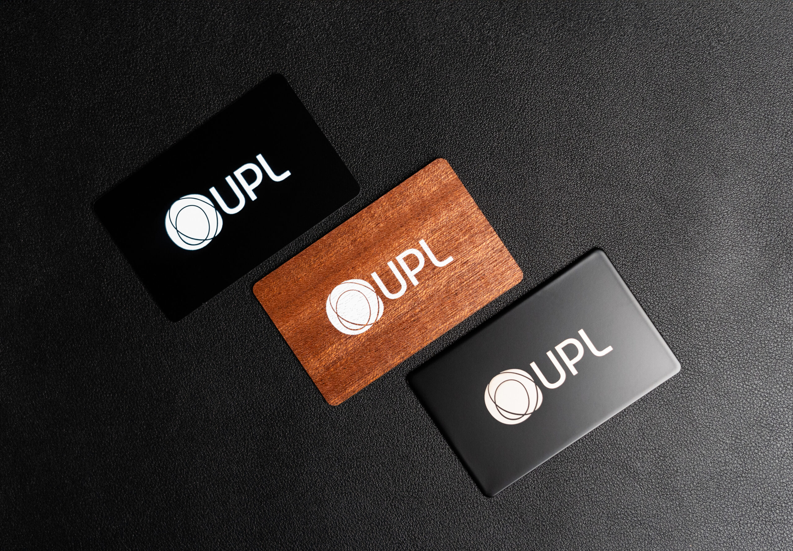 3 exemples de cartes de visites kipful : bois, metal et pvc