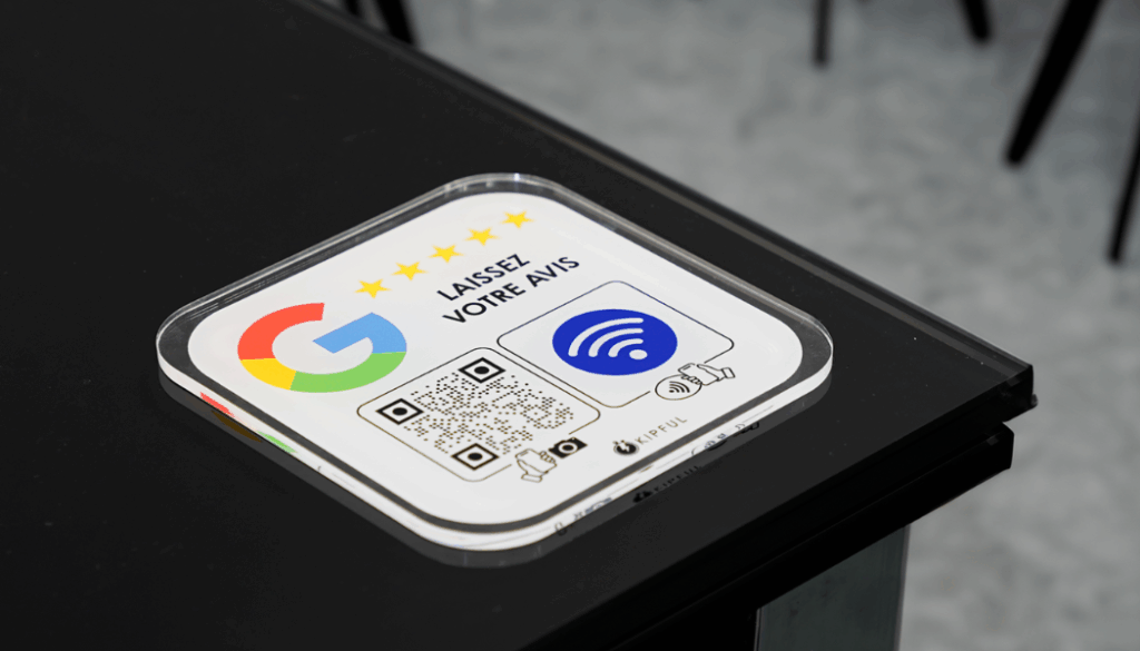 plaque nfc posée sur le coin d'une table de restaurant