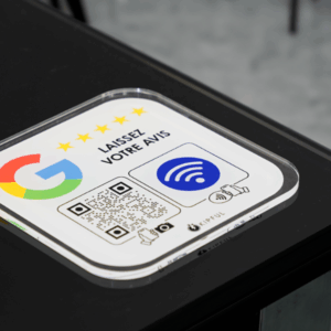 plaque nfc posée sur le coin d'une table de restaurant