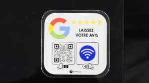 invitation à laisser des avis google via une plaque avis Kipful