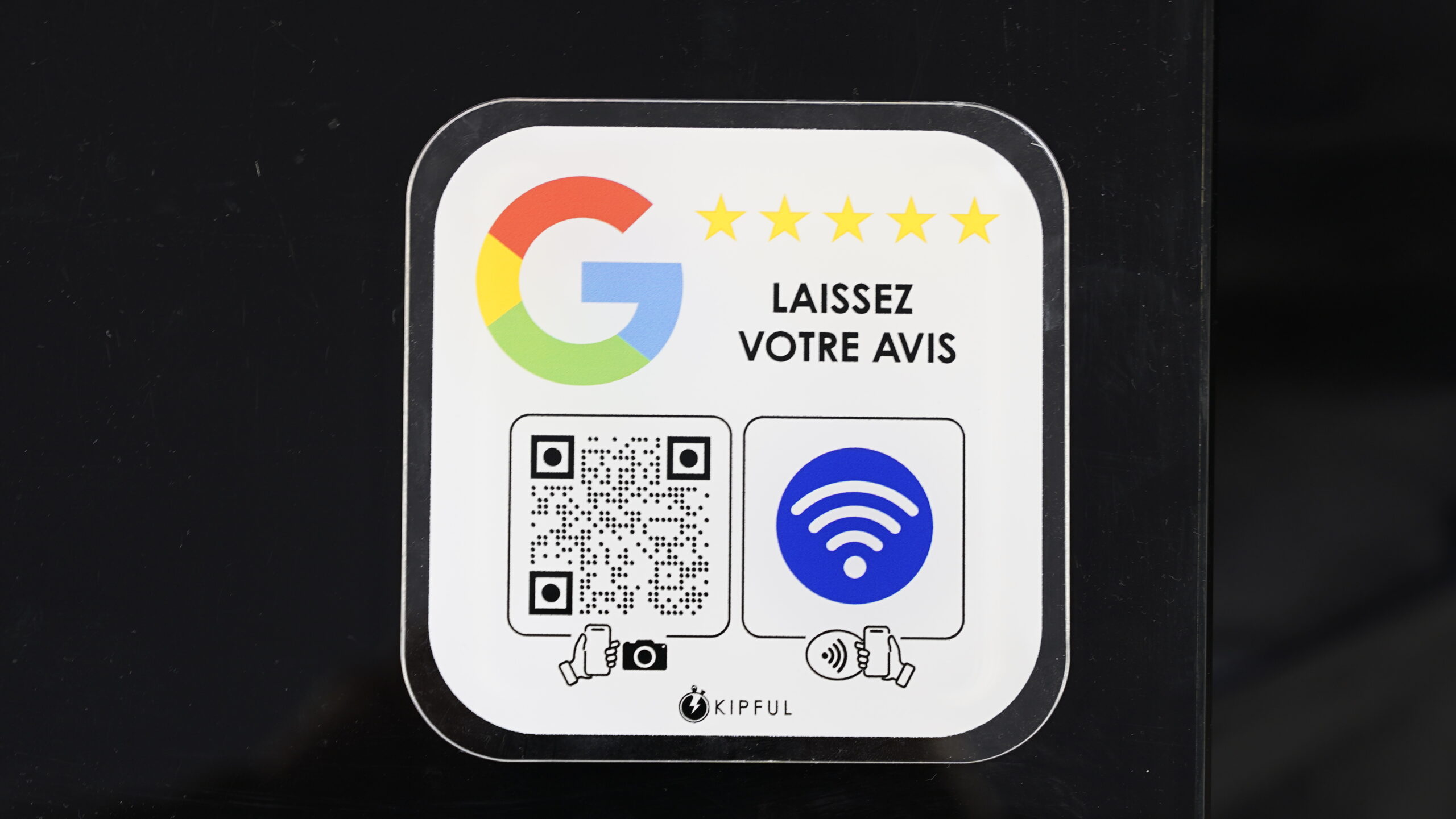 invitation à laisser des avis google via une plaque avis Kipful