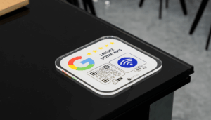 plaque avis google sur coin de table